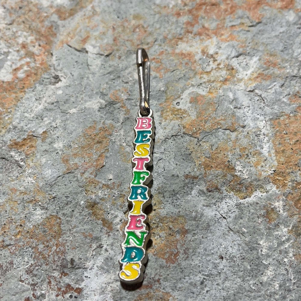 ✨3/$25✨ one half of a vintage retro ‘90’s best friends zipper pull/keychain